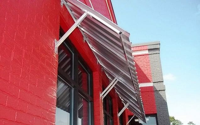 Козырёк на окно, зачем он нужен зимой в Израиле?