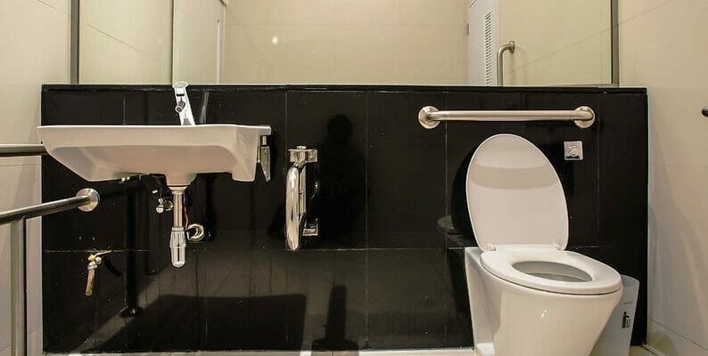 Ванная комната для пожилых людей, что учесть в Израиле