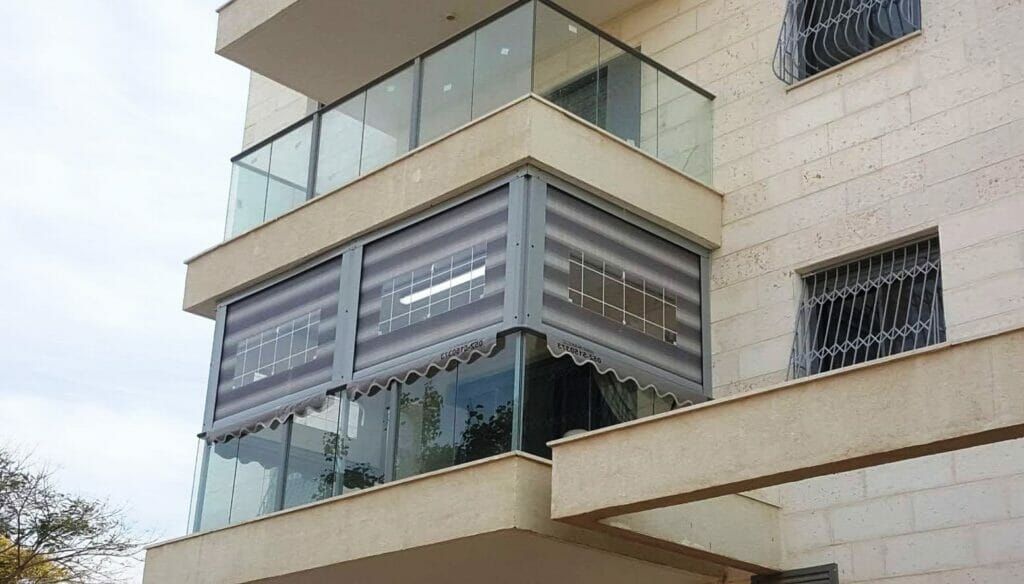 ПВХ шторы или вертикальные маркизы: надежная защита балконов и пергол израильской зимой