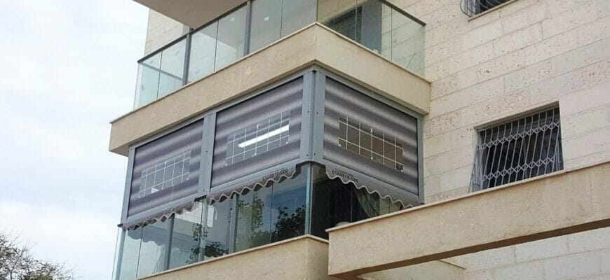 ПВХ шторы или вертикальные маркизы: надежная защита балконов и пергол израильской зимой