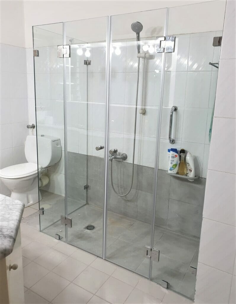 Стеклянные шторы для душевых и ванн: эстетично и практично