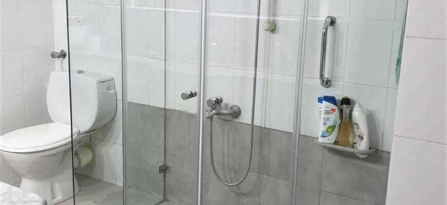 Стеклянные шторы для душевых и ванн: эстетично и практично