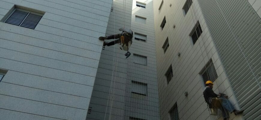 О высотных работах в Израиле: установка сетки на здание