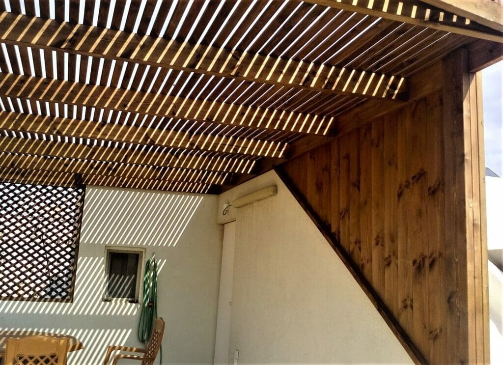 Деревянные пергола на балконе в Израиле. Преимущества и недостатки.