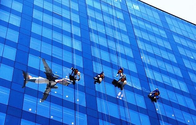 Высотные работы. Мойка окон и фасадов в Израиле