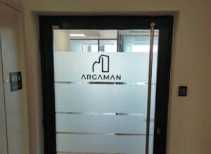 Плоттерная порезка- интересное решение для рекламы на окнах