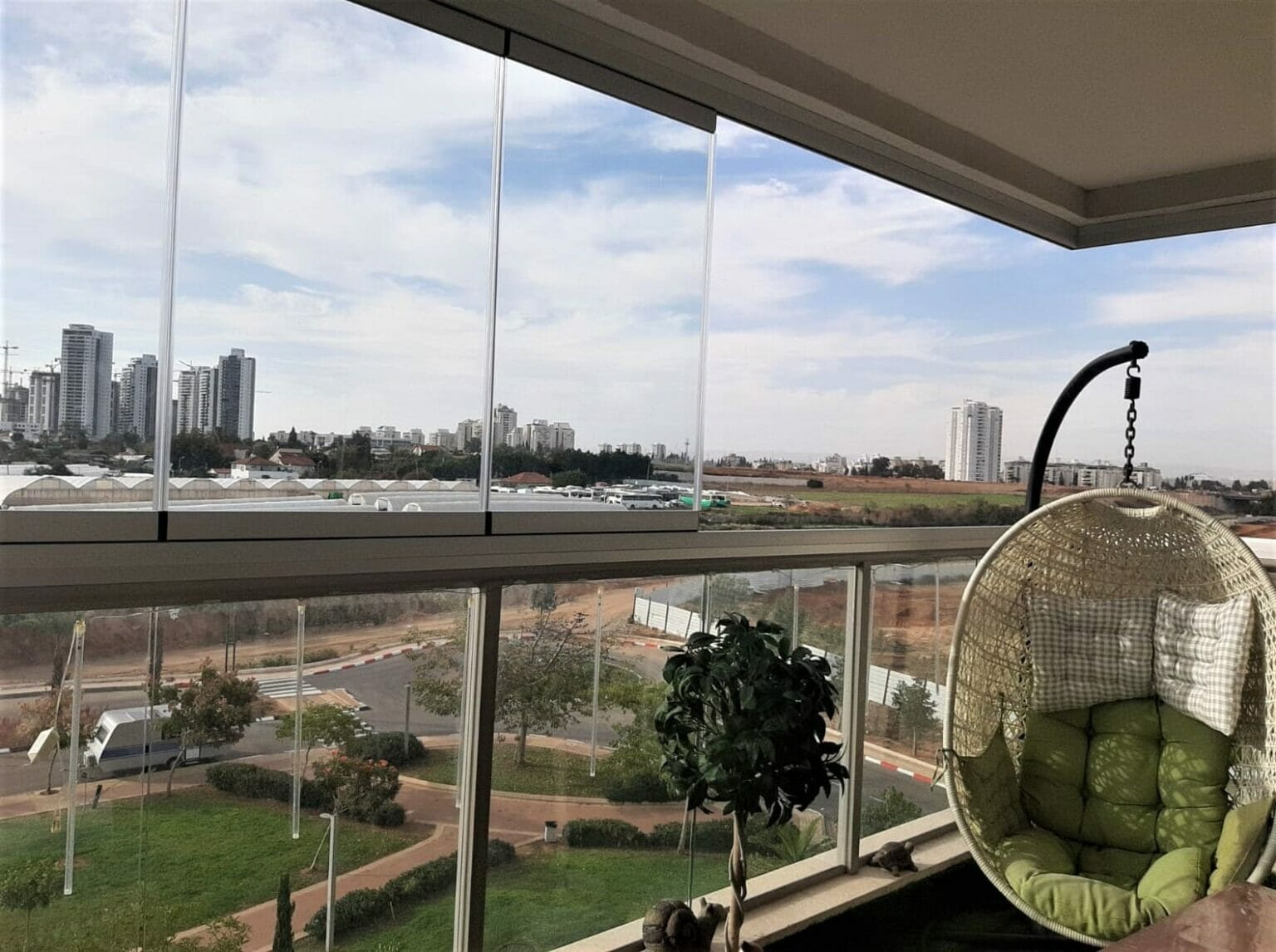 Безрамное остекление балконов — идеальный вид из окна