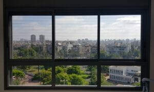 монтаж прозрачных решеток в Израиле