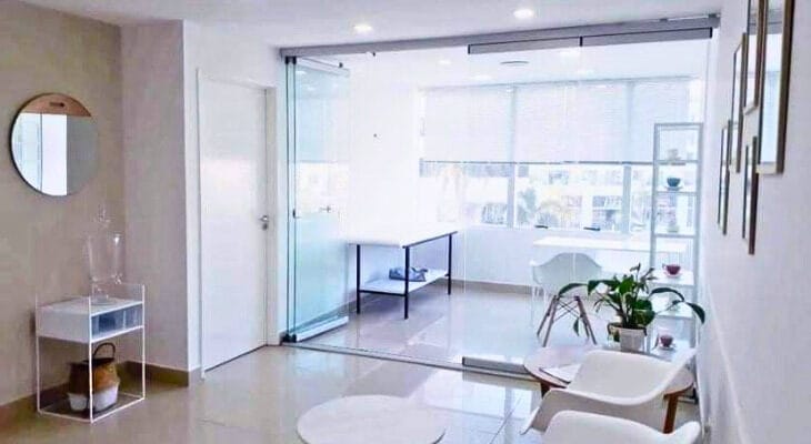 Стеклянные перегородки и интерьер: преимущества и недостатки